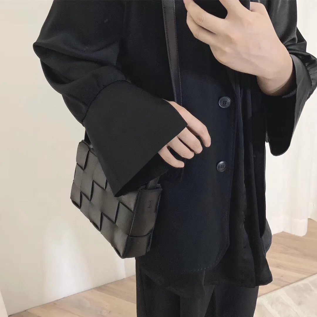 It looks like a men's bag, but it's actually very unisex. As a girl, I can't help but love it, and boys don't look too girly when carrying it.